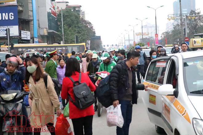 Người dân ùn ùn về Hà Nội sau kỳ nghỉ Tết Dương lịch ảnh 13